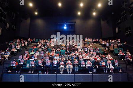 SHANGHAI, CHINE - 19 AVRIL 2023 - les fans regardent le film d'animation Slam Dunk dans un cinéma à Shanghai, Chine, 19 avril 2023. Caricaturiste japonais Inoue Ta Banque D'Images