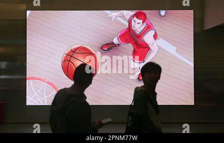 SHANGHAI, CHINE - 19 AVRIL 2023 - les fans ont passé une affiche du film d'animation Dunker dans un cinéma de Shanghai, Chine, 19 avril 2023. Caricaturiste japonais Banque D'Images