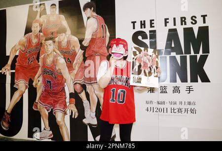 SHANGHAI, CHINE - 19 AVRIL 2023 - les fans prennent des photos d'une affiche du film d'animation Dunker dans un cinéma de Shanghai, Chine, 19 avril 2023. Japonais c Banque D'Images