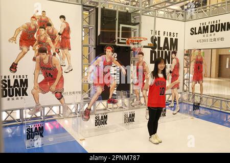 SHANGHAI, CHINE - 19 AVRIL 2023 - les fans prennent des photos avec une affiche du film d'animation Dunker dans un cinéma de Shanghai, Chine, 19 avril 2023. Japonais Banque D'Images