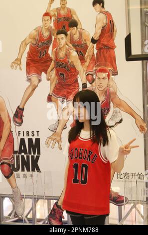 SHANGHAI, CHINE - 19 AVRIL 2023 - les fans prennent des photos avec une affiche du film d'animation Dunker dans un cinéma de Shanghai, Chine, 19 avril 2023. Japonais Banque D'Images