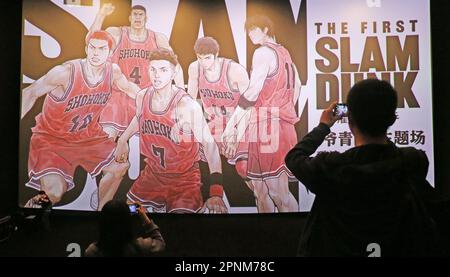 SHANGHAI, CHINE - 19 AVRIL 2023 - les fans prennent des photos d'une affiche du film d'animation Dunker dans un cinéma de Shanghai, Chine, 19 avril 2023. Japonais c Banque D'Images