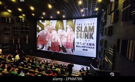 SHANGHAI, CHINE - 19 AVRIL 2023 - les fans regardent le film d'animation Slam Dunk dans un cinéma à Shanghai, Chine, 19 avril 2023. Caricaturiste japonais Inoue Ta Banque D'Images