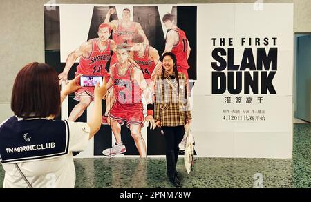 SHANGHAI, CHINE - 19 AVRIL 2023 - les fans prennent des photos d'une affiche du film d'animation Dunker dans un cinéma de Shanghai, Chine, 19 avril 2023. Japonais c Banque D'Images