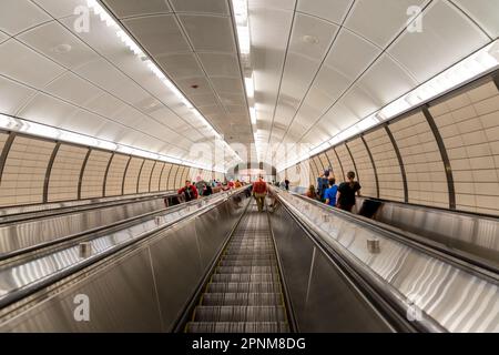 New York, NY - Etats-Unis - 14 avril 2023 vue des escaliers mécaniques à l'entrée de la station de métro 34 Street-Hudson yards, le terminus ouest de la Banque D'Images