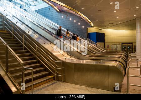 New York, NY - Etats-Unis - 14 avril 2023 vue des navetteurs à cheval escaliers mécaniques à l'entrée de la station de métro 34 Street-Hudson yards, le terme ouest Banque D'Images