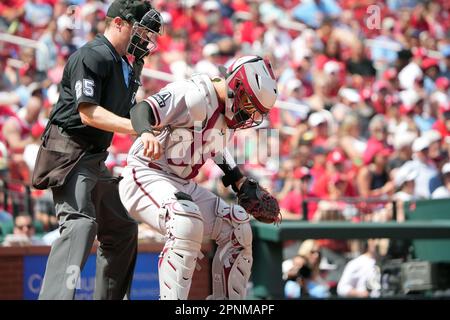 St. Louis, États-Unis. 19th avril 2023. Home plaque l'arbitre Junior Valentines aide Arizona Diamondbacks Catcher Jose Herrera après que Herrera a été blessé dans le sixième repas contre la rue Louis Cardinals au stade Busch à St. Louis, mercredi, 19 avril 2023. Photo par Bill Greenblatt/UPI crédit: UPI/Alay Live News Banque D'Images