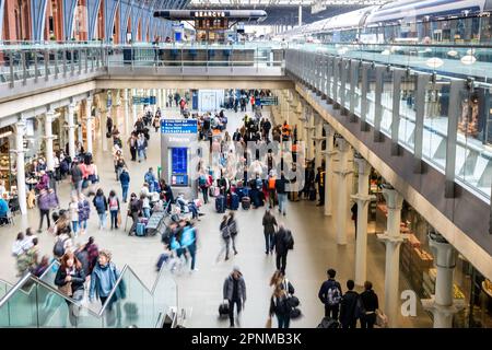 Gare de St Pancras, Londres, passagers arrivant et partant à la gare avril 2023 flou Motion, style victorien Banque D'Images