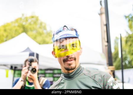 Julian Alaphilippe, tourné à Londres après avoir gagné la mélodie de la Grande-Bretagne, la bande jaune comme il était dans la boutique de photos est un droit le fait qu'il était wea Banque D'Images