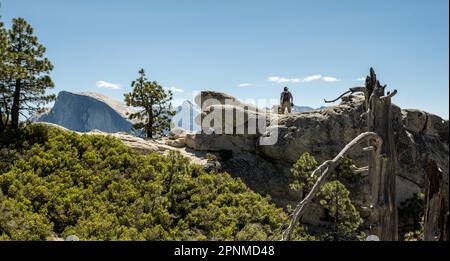 Le randonneur avec caméra s'arrête à Yosemite point pour admirer la vue Banque D'Images