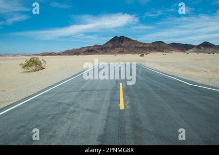 Dumont Dunes est une zone OHV dans l'est du comté d'Inyo, CA, USA, juste à l'extérieur du parc national de la Vallée de la mort. Banque D'Images