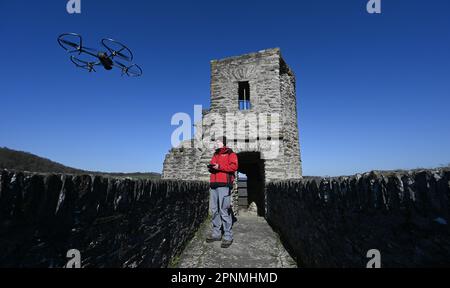 PRODUCTION - 05 avril 2023, Hesse, Hohenstein: Werner Maziborsky de la société Linsinger ZT de St. Johann im Pongau (Autriche) lance un drone sur les bataillons pour étudier numériquement les ruines du château de Hohenstein près de Bad Schwalbach dans la région de Taunus. Le Landesbetrieb Bau und Immobilien Hessen (LBIH) a déjà mis en œuvre de grandes parties d'un vaste projet de rénovation au monument culturel de la vallée de l'Aartal. Pour les prochaines étapes de restauration, le complexe du château doit être inspecté numériquement ce printemps. (À dpa: 'La technologie de dern rencontre les vieux murs - l'étude de château avec le drone". Photo : a Banque D'Images