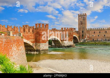 Vérone, Italie. Le pont Castel Vecchio ou le pont Scaliger. Banque D'Images