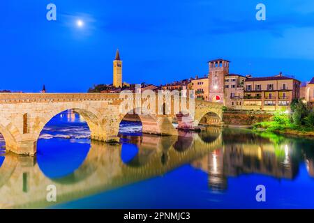 Vérone, Italie.Le Ponte Pietra romain de Vérone. Banque D'Images