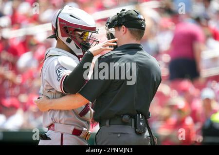 St. Louis, États-Unis. 19th avril 2023. Home plaque l'arbitre Junior Valentine accueille Arizona Diamondbacks Catcher Jose Herrera avant un match contre la St. Louis Cardinals au stade Busch à St. Louis, mercredi, 19 avril 2023. Photo par Bill Greenblatt/UPI crédit: UPI/Alay Live News Banque D'Images