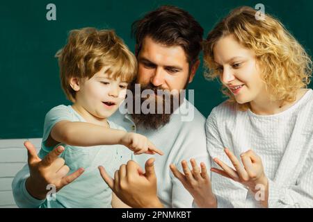 Partenariat avec les écoles familiales. Compter sur les doigts. Accueil famille enseignement de mathématiques - parents enseignant les enfants cours privés de mathématiques. Comptage et mathématiques pour Banque D'Images