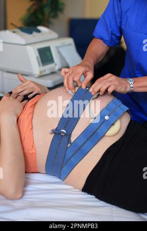 13 avril 2023, Saxe-Anhalt, Dessau-Roßlau: Susanne Bantel, sage-femme et chef de l'unité mère-enfant, utilise un CTG pour mesurer le battement de coeur d'un bébé à naître dans la clinique pour femmes de Klinikum Dessau. Sur 21 avril 1610, la première césarienne documentée a été réalisée à Wittenberg, en Allemagne. En particulier au cours des dernières décennies, le taux de césariennes a augmenté au niveau international. L'une des raisons est le vieillissement des mères et l'augmentation du nombre de grossesses et de naissances à haut risque qui en résulte. Un autre est le nombre croissant de parents enceintes qui souhaitent avoir une livraison planifiée Banque D'Images