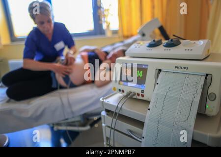 13 avril 2023, Saxe-Anhalt, Dessau-Roßlau: Susanne Bantel, sage-femme et chef de l'unité mère-enfant, utilise un CTG pour mesurer le battement de coeur d'un bébé à naître dans la clinique pour femmes de Klinikum Dessau. Sur 21 avril 1610, la première césarienne documentée a été réalisée à Wittenberg, en Allemagne. En particulier au cours des dernières décennies, le taux de césariennes a augmenté au niveau international. L'une des raisons est le vieillissement des mères et l'augmentation du nombre de grossesses et de naissances à haut risque qui en résulte. Un autre est le nombre croissant de parents enceintes qui souhaitent avoir une livraison planifiée Banque D'Images