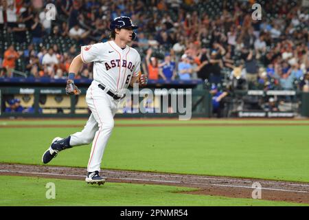 Le fieleur du centre d'Astros de Houston Jake Meyers (6) va à la première base après avoir touché un champ simple à droite dans le bas de la neuvième salle à manger pendant le ML Banque D'Images