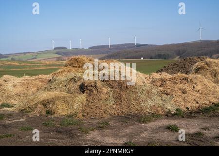 Des tas d'engrais organiques s'abattant sur les champs agricoles de la campagne Banque D'Images