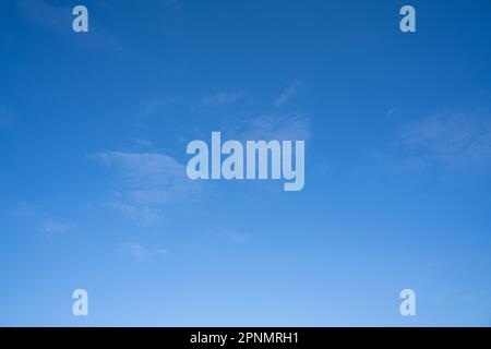 Ciel bleu ensoleillé avec quelques nuages au printemps Banque D'Images