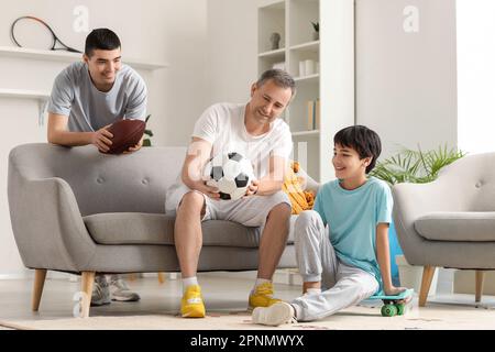 Petit garçon sportif avec son père et grand-père à la maison Banque D'Images