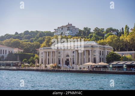 Fondation de l'enseignement secondaire de Kabatas sur le détroit du Bosphore, Istanbul en Turquie Banque D'Images