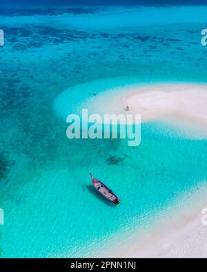 Couple d'hommes et de femmes dans un banc de sable blanc dans l'océan de l'île de Koh Lipe Sud de la Thaïlande, avec un océan de couleur turqouse et un banc de sable blanc de plage à Ko Lipe. Banque D'Images