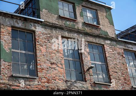 Vieux bâtiment industriel en ruine dans le district de Telliskivi à Tallinn, Estonie Banque D'Images