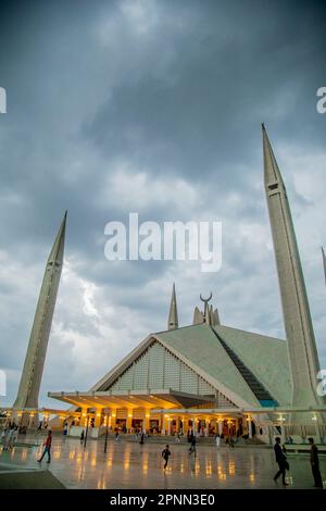 La Mosquée Shah Fayçal (Masjid) Cloudy Day, l'architecture islamique moderne à Islamabad capitale du Pakistan 19 avril 2023 Banque D'Images