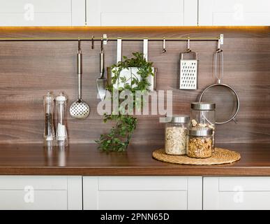 Ustensiles de cuisine sur la table de cuisine. Céréales et pâtes dans des pots en verre. Banque D'Images