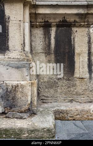 Fragment d'un mur en pierre d'un ancien bâtiment. Le plâtre a subi le vieillissement naturel. Arrière-plan du texte Banque D'Images