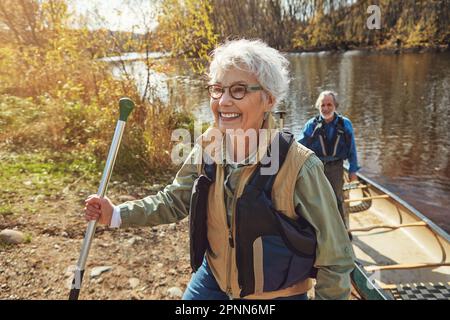 C'était maintenant une grande séance de kayak. un couple senior qui fait une balade en canoë sur le lac. Banque D'Images