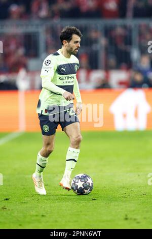 Munich, Allemagne. 19th avril 2023. Football: Ligue des Champions, Bayern Munich - Manchester City, knockout round, quarterfinales, deuxièmes jambes. Bernardo Silva de Manchester City joue le ballon. Credit: Matthias balk/dpa/Alay Live News Banque D'Images