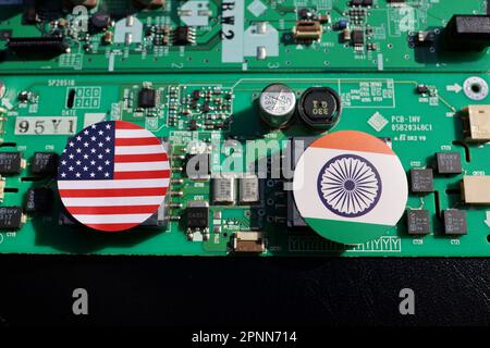 Cartes mères et drapeaux : ÉTATS-UNIS et Inde, image du renforcement de la chaîne d'approvisionnement des semi-conducteurs. Banque D'Images