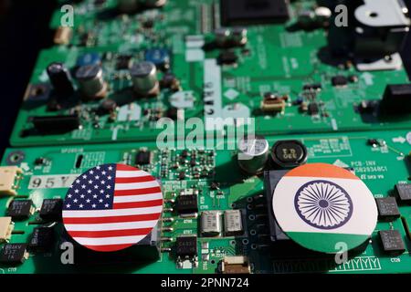 Cartes mères et drapeaux : ÉTATS-UNIS et Inde, image du renforcement de la chaîne d'approvisionnement des semi-conducteurs. Banque D'Images