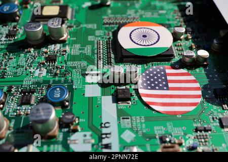 Cartes mères et drapeaux : ÉTATS-UNIS et Inde, image du renforcement de la chaîne d'approvisionnement des semi-conducteurs. Banque D'Images