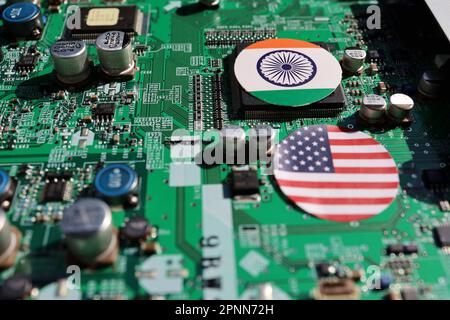 Cartes mères et drapeaux : ÉTATS-UNIS et Inde, image du renforcement de la chaîne d'approvisionnement des semi-conducteurs. Banque D'Images