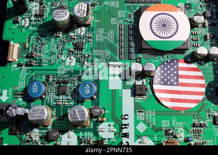 Cartes mères et drapeaux : ÉTATS-UNIS et Inde, image du renforcement de la chaîne d'approvisionnement des semi-conducteurs. Banque D'Images