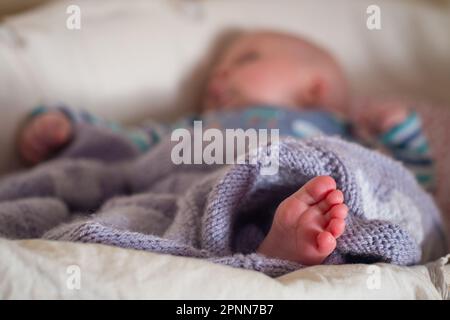 Photo du dossier datée du 24/01/2016 d'un bébé dormant dans un panier. Il faut s'attaquer à la « bandispot bébé » dans le système de soins pour les jeunes enfants, a déclaré un organisme de bienfaisance. Le NSPCC Scotland a publié un rapport examinant comment les enfants âgés de moins de trois ans sont traités dans le système de soins. Il a déclaré que la priorité des besoins des nourrissons sera cruciale pour tenir la promesse - un engagement approuvé par le gouvernement écossais d'améliorer la vie des personnes soignées. Date de publication : jeudi 20 avril 2023. Banque D'Images