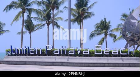 Un panneau 'Jomtien Pattaya Beach' à la station balnéaire de Jomtien, Pattaya, Thaïlande, Asie. Palmiers en arrière-plan. Banque D'Images