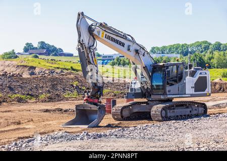 Pelle hydraulique sur un chantier de construction de routes Banque D'Images