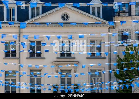 Vu par un drapeau bleu, un bâtiment néo-classique de la rue Léopold à Bruxelles, dans lequel le peintre Jacques-Louis David est resté pendant son exil. Banque D'Images