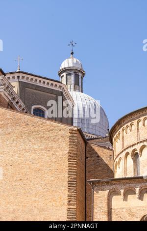 Padoue, Italie. Avril 2023. Padoue, Italie. Avril 2023. Vue extérieure de la basilique de Santa Maria Assunta dans le centre-ville Banque D'Images