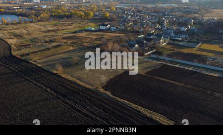 Maisons, champs labourés agricoles, lacs étangs pour la culture de poissons, jardins, horticulture, maison, village, ville le jour ensoleillé de l'automne. Paysages agraires. Beau paysage rural. Vue aérienne de drone Banque D'Images