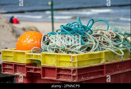 une pile de filets de pêche sur la plage Banque D'Images