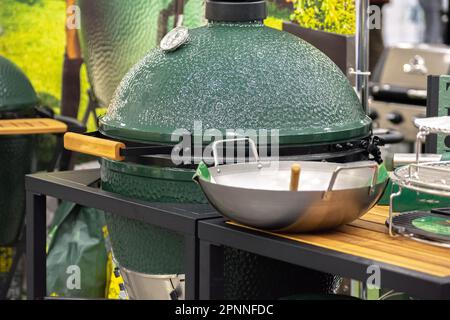 Barbecue au charbon de bois en céramique pour pique-nique et camping. Banque D'Images