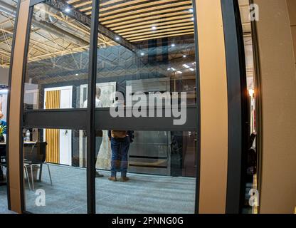 Portes coulissantes en verre pour le bureau. Banque D'Images