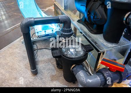Pompe de circulation de piscine avec préfiltre, filtre grossier Banque D'Images