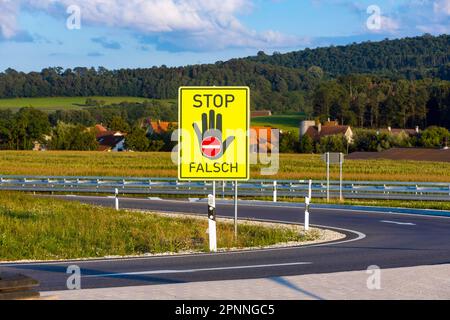 Panneau d'avertissement pour les conducteurs de mauvaise voie, prenez la route fédérale B29 dans le district d'Ostaalbkreis. Moeglingen, Bade-Wurtemberg, Allemagne Banque D'Images